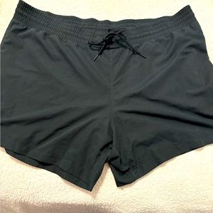 AVA VIV size 20. Black board shorts  in GUC